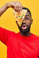 hombre sonrisa en línea chico negro comida comida rápido antecedentes Pizza comer contento entrega foto