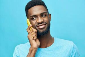 sonrisa hombre antecedentes Internet ciberespacio contento joven teléfono tecnología móvil africano negro foto