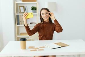 sonrisa estudiante niña joven educación ordenador portátil selfie teléfono blogger aprendizaje foto