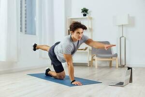 salud hombre gris formación interior actividad yoga deporte pesas hogar estilo de vida foto