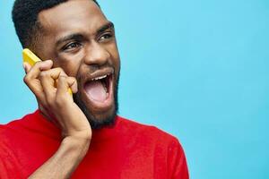 negro hombre teléfono antecedentes tecnología contento solicitud persona móvil africano sonrisa joven foto