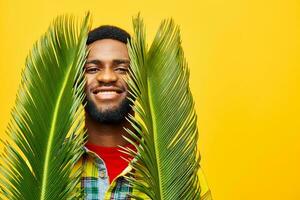 persona hombre contento divertido tropical palma árbol africano Moda americano negro amarillo elegante foto