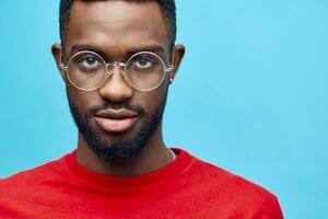 hombre Moda elegante arete lentes retrato azul estilo americano africano modelo negro foto