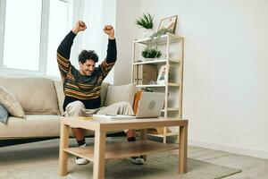 hombre Lanza libre hogar negocio sonrisa adulto Copiar persona trabajando sofá tecnología espacio computadora en línea ordenador portátil foto