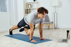 salud hombre pesas interior gris deporte formación hogar actividad ajuste estilo de vida foto
