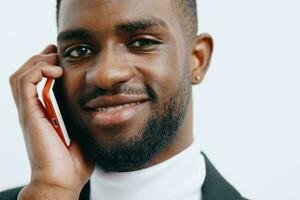 móvil hombre tecnología contento mano teléfono africano empresario joven sonrisa negro foto