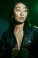 mujer Arte neón vistoso concepto verde fumar ligero retrato asiático estilo creativo de moda foto