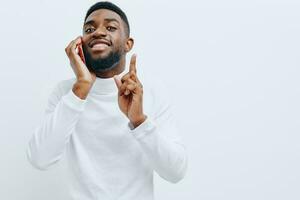 hombre teléfono teléfono inteligente contento móvil negro africano empresario joven tecnología sonrisa foto