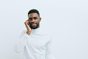 africano hombre móvil negro sonrisa pantalla joven contento tecnología teléfono empresario foto