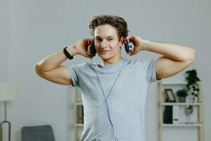 gray man indoor home training sport activity healthy tutorial lifestyle headphone photo
