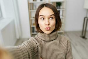 teléfono inteligente mujer móvil blogger foto cámara tecnología hogar selfie teléfono emoción