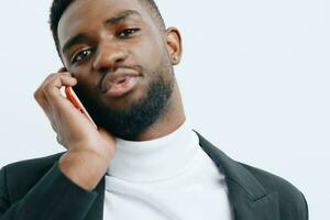 tecnología hombre móvil contento negro joven africano sonrisa empresario teléfono de moda foto