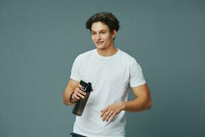 chico hombre ejercicio camiseta ajuste agua aislado estilo de vida deporte bebida botella foto