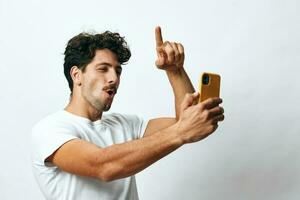 hombre hipster teléfono tecnología mensaje blanco camiseta en línea foto