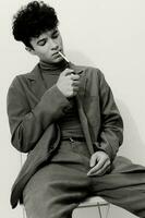 hombre Moda blanco sentado cigarrillo negro retrato de fumar y foto