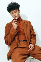 hombre de fumar estilo de vida beige peinado estudiante retrato pensativo Moda cigarrillo sentado foto