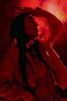 mujer creativo Arte ligero Moda estudio concepto de moda rojo neón retrato vistoso foto