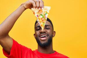 contento hombre chico comida rebanada comida antecedentes negro entrega sonrisa Pizza sostener rápido foto