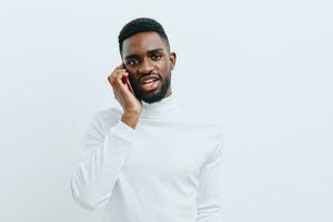 móvil hombre vistoso contento sonrisa africano joven tecnología empresario teléfono negro foto