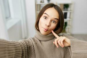 selfie mujer emoción blogger foto teléfono móvil habitación cámara teléfono inteligente hogar