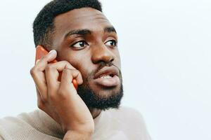 hombre contento negro africano tecnología móvil teléfono joven Internet empresario sonrisa foto