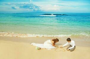 recién casado Pareja en el playa foto