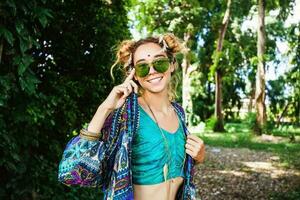 joven hippie mujer al aire libre foto