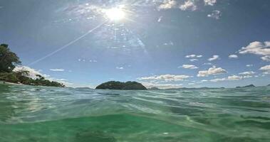 Hälfte Über Hälfte unter Wasser Video von maremegmeg Strand in der Nähe von el Nido auf das Philippinen Insel von Palawan