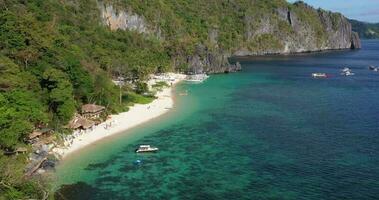 drone vidéo de le paradisiaque Sept commandos plage près el nido sur le philippine île de Palawan video