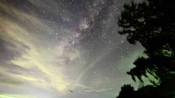 hora lapso de nubes y estrellas. hermosa lechoso camino y estrellas video