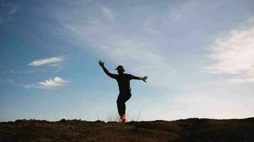 lent mouvement. Hommes entraine toi Piste fonctionnement dans le soir. silhouette de homme fonctionnement video