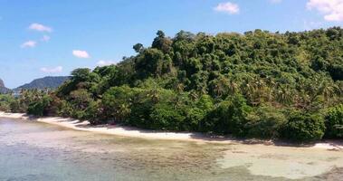 Drohne Video von ein Flug Über paradiesisch maremegmeg Strand in der Nähe von el Nido auf das Philippinen Insel von Palawan