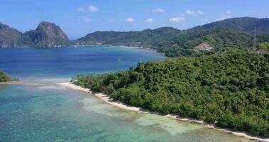 dar video van een vlucht over- paradijselijk maremegmeg strand in de buurt el nido Aan de Filipijns eiland van Palawan