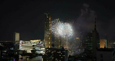 aereo video di un' fuochi d'artificio Schermo al di sopra di il chao Phraya fiume nel bangkok