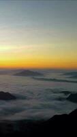mooi berg en nevelig ochtend- landschap. video