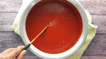 sauce tomate dans un petit pot avec des tomates fraîches sur table video