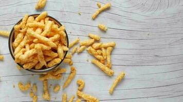 une bol de frit fromage des bâtons sur une en bois table video