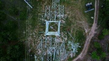 architektonisch Metall Strukturen von Rahmen Base Verbindung mit Nieten und verstärkt Metall Strukturen. montieren und Installieren Stahl Turm zum Leistung Getriebe Linien zum nachhaltig Leistung Entwicklung. video