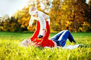 madre e hija en el parque foto