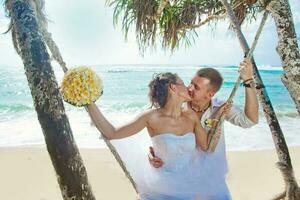 recién casado Pareja en el playa foto