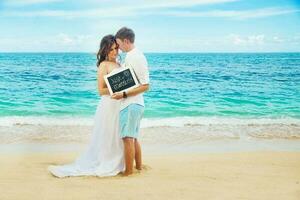 recién casado Pareja en el playa. Boda y miel Luna concepto foto