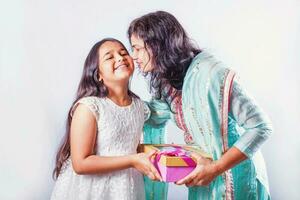 linda pequeño indio niña con su abuela terminado blanco antecedentes foto