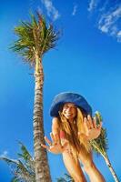 hermosa joven en la playa foto