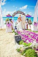 hermosa recién casado Pareja. Luna de miel y Boda concepto foto