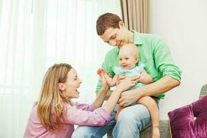 familia jugando con el niño juntos foto