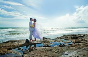 hermoso, contento recién casado Pareja foto