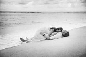 recién casado Pareja en el playa. Boda y miel Luna concepto foto