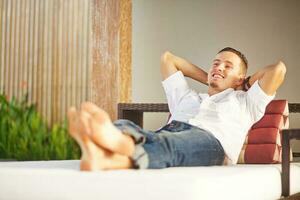 joven hombre en el spa foto