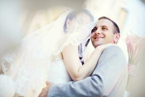 hermosa recién casado Pareja. Luna de miel y Boda concepto foto