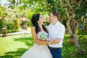 hermosa recién casado Pareja. Luna de miel y Boda concepto foto